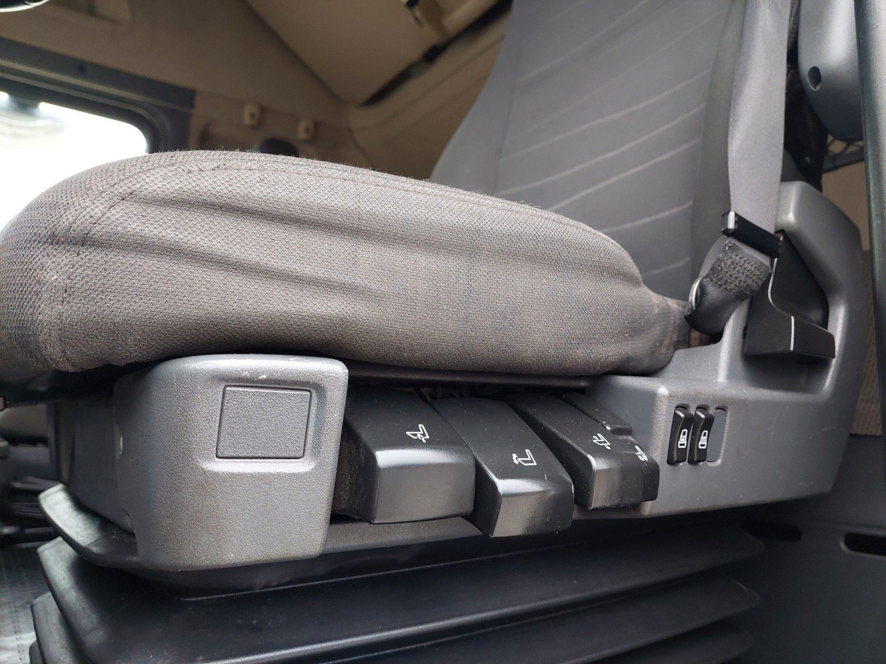 Tractor unit Scania R 440 LA6X2/4MNA