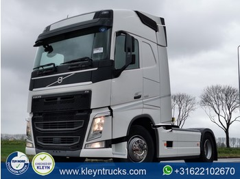 Tractor unit Volvo FH 460 globetrotter skirts
