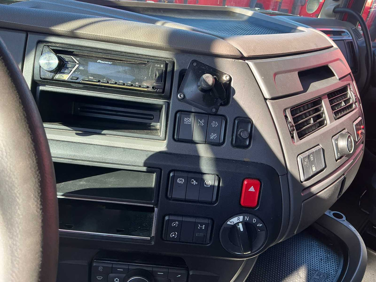 Truck 2019 DAF XF450FT TR4X2 COM KIP TRACTOR UNIT (84113-811)