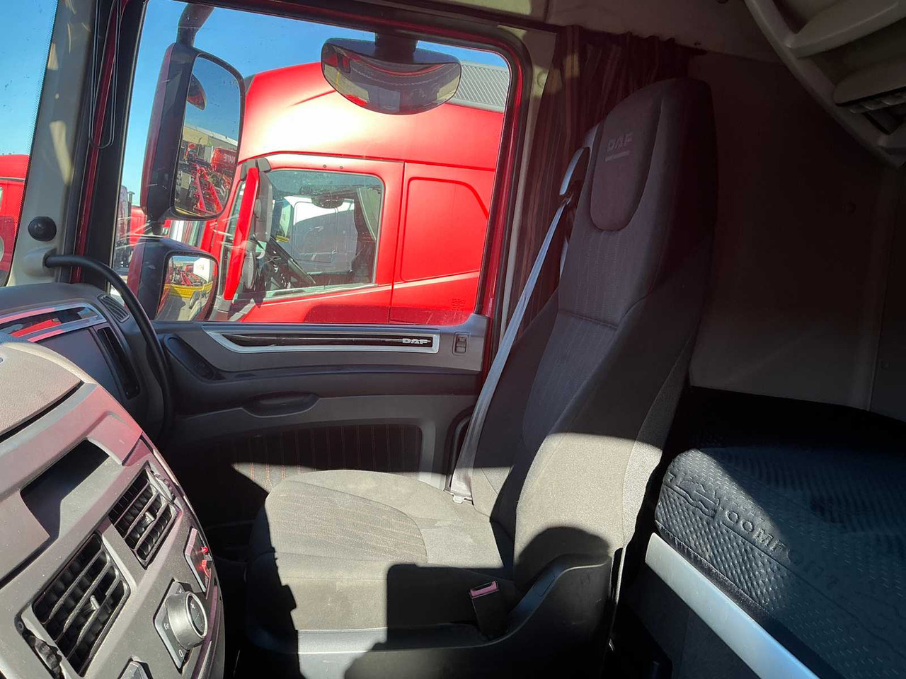 Truck 2019 DAF XF450FT TR4X2 COM KIP TRACTOR UNIT (84113-811)