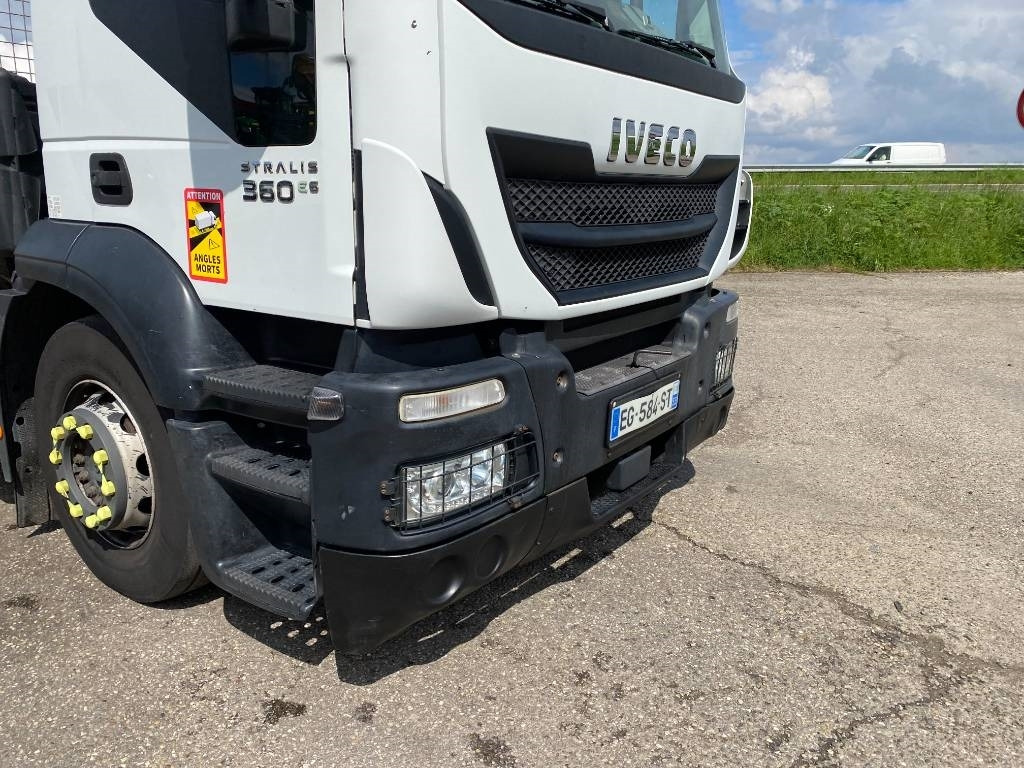 Autotransporter truck Iveco STRALIS 360 e6 A Réparer