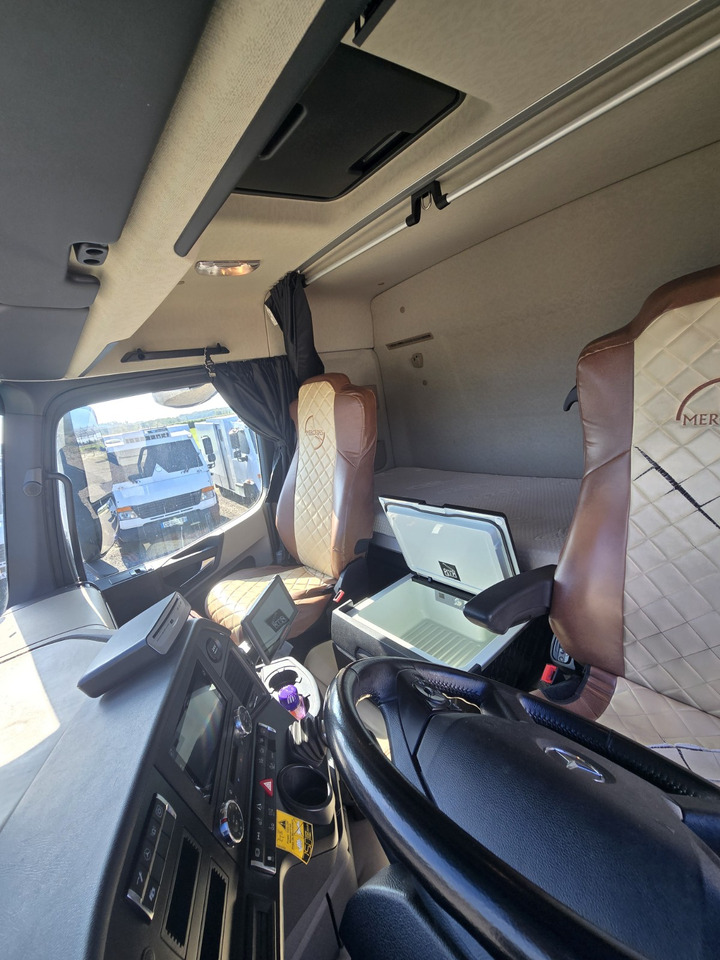 Autotransporter truck MERCEDES-BENZ 2353