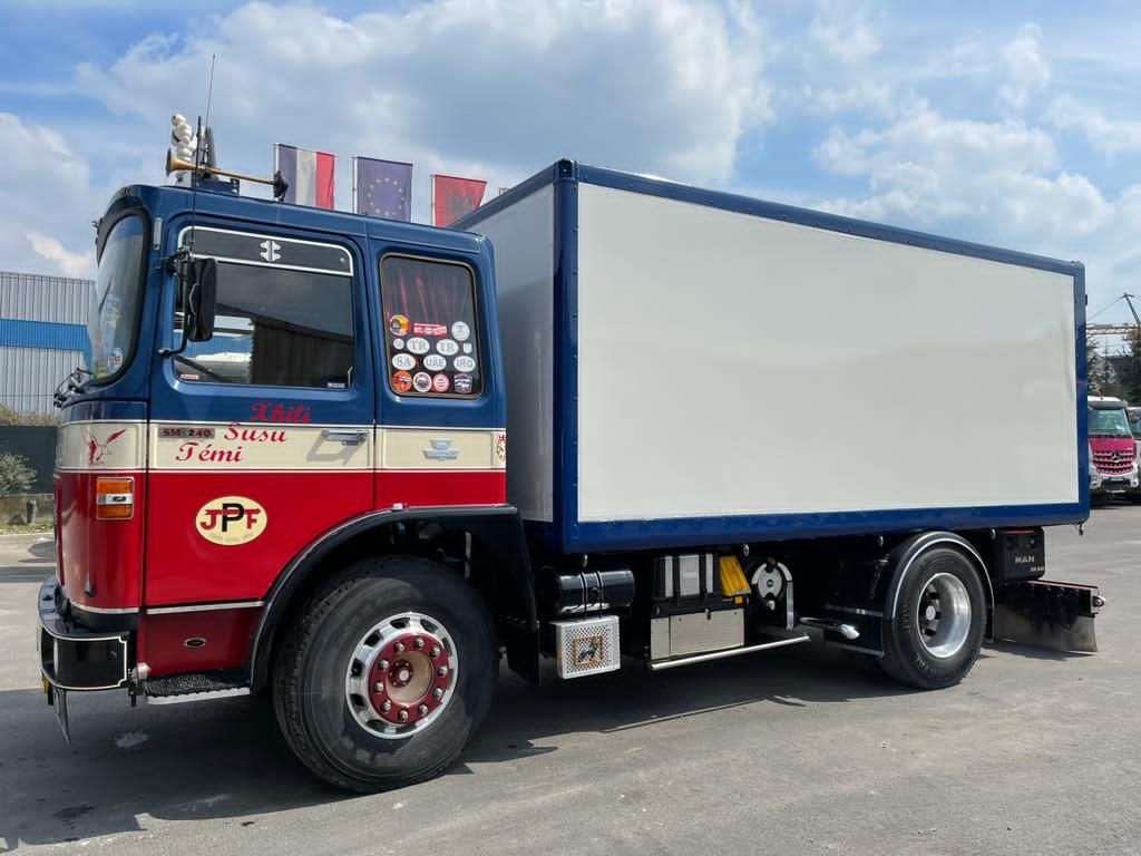 Box truck Camion SAVIEM SM 240