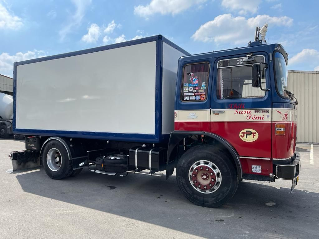 Box truck Camion SAVIEM SM 240