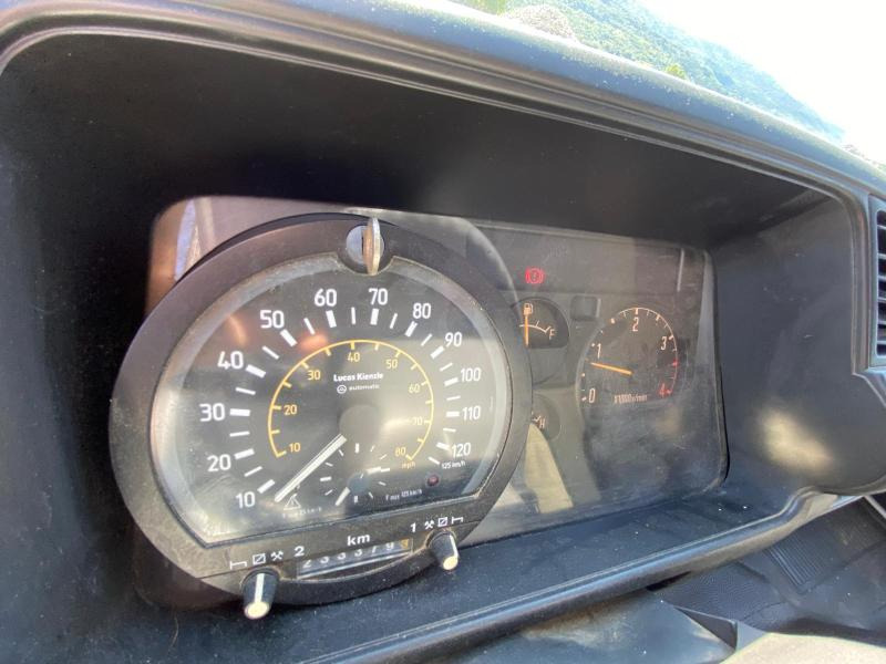 Box truck ISUZU Camion SÉRIE N AVEC 2 STRUCTURES CHAPITEAUX