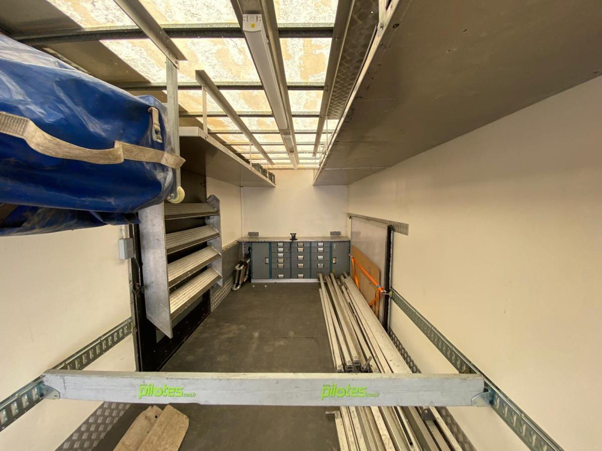 Box truck ISUZU Camion SÉRIE N AVEC 2 STRUCTURES CHAPITEAUX