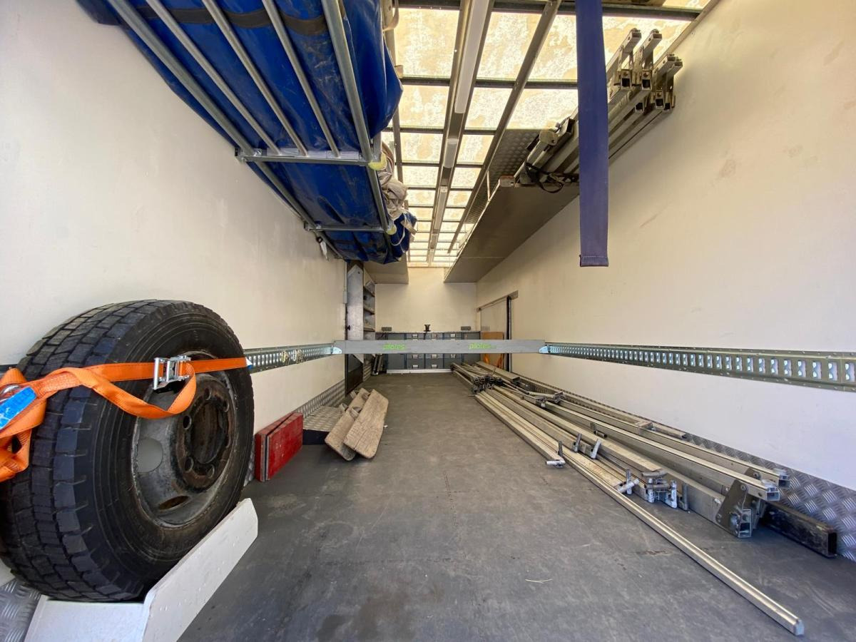 Box truck ISUZU Camion SÉRIE N AVEC 2 STRUCTURES CHAPITEAUX