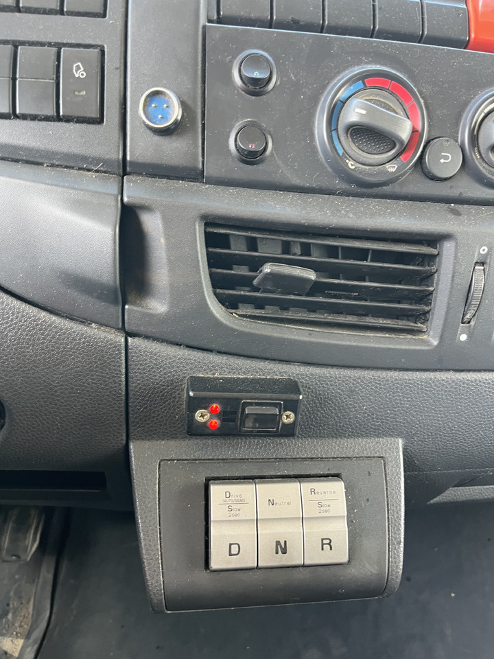 Box truck Iveco Eurocargo 100E22 caisse double cabine 7 places