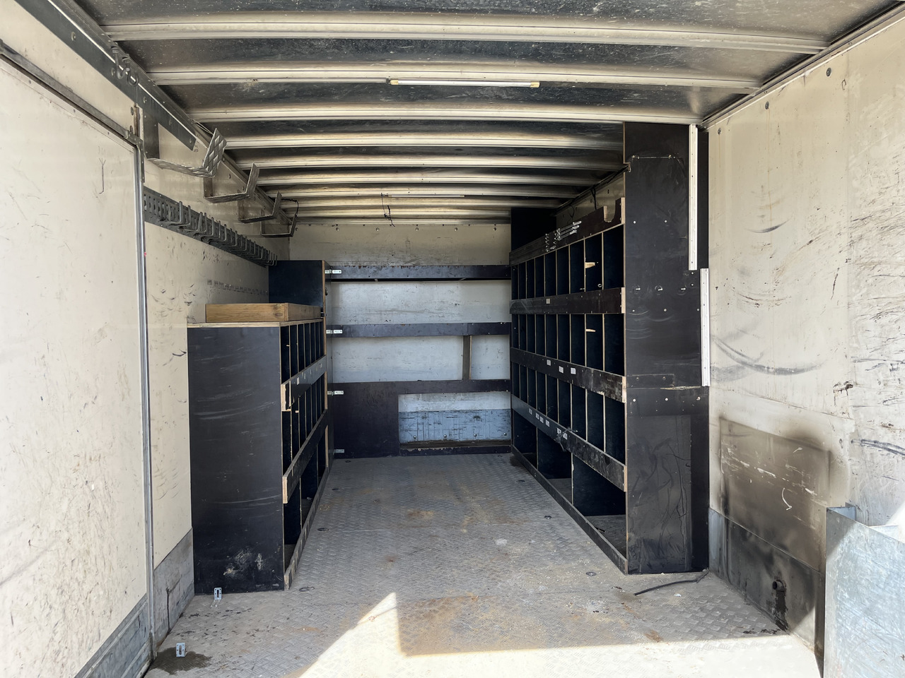 Box truck Iveco Eurocargo 100E22 caisse double cabine 7 places