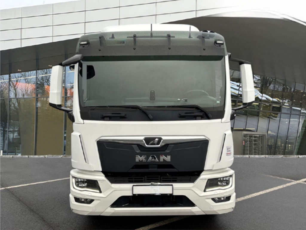 Box truck MAN TGL 8.220 4x2 BL