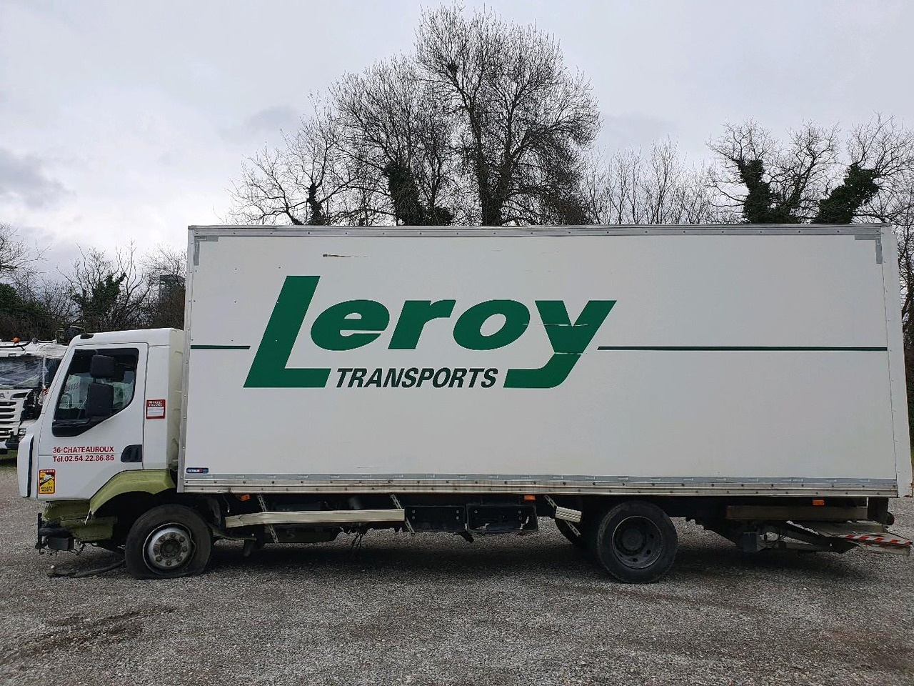 Box truck RENAULT D 12 DTI 215