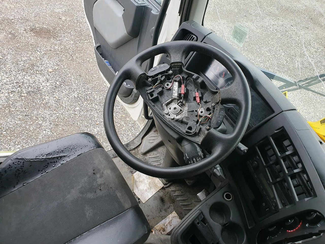 Box truck RENAULT D 12 DTI 215