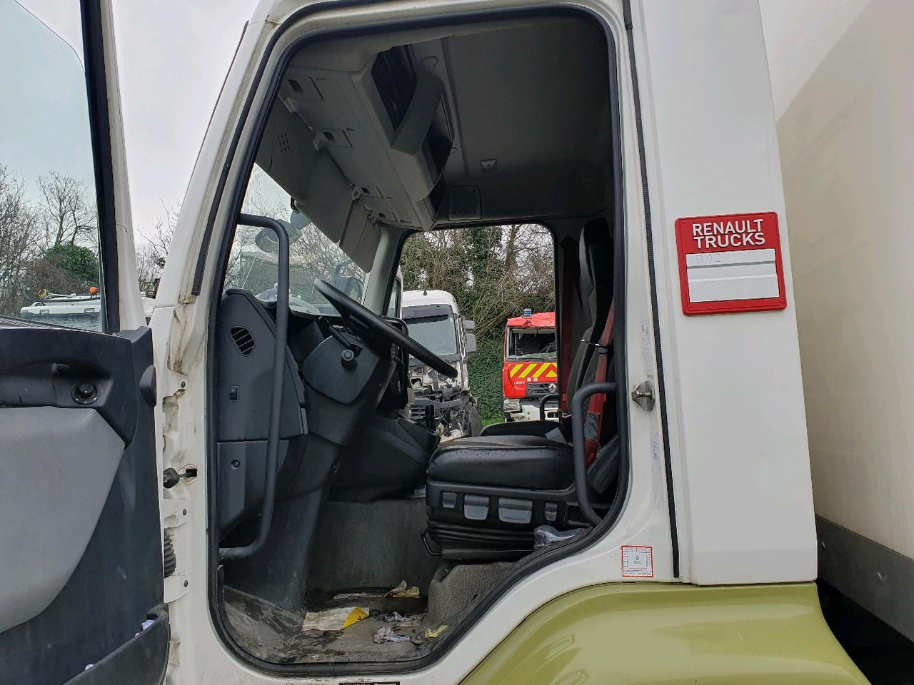 Box truck RENAULT D 12 DTI 215