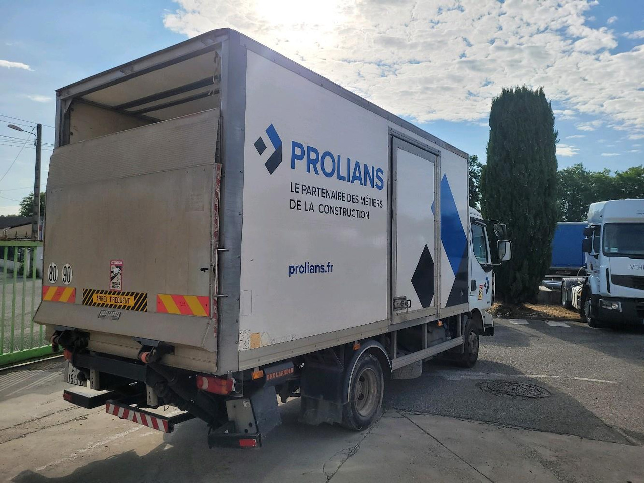 Box truck RENAULT MIDLUM 180 DXL