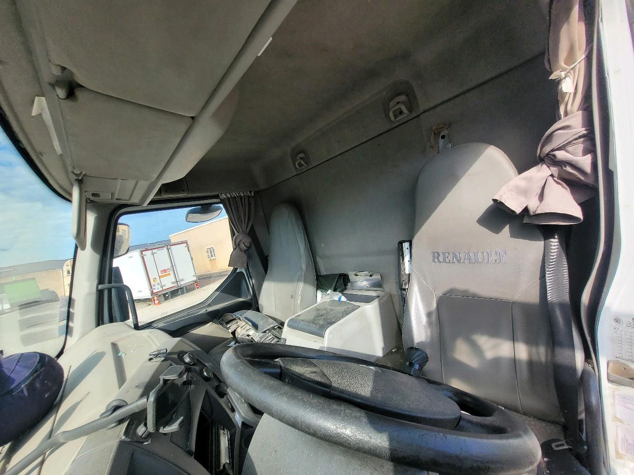 Box truck RENAULT MIDLUM 180 DXL