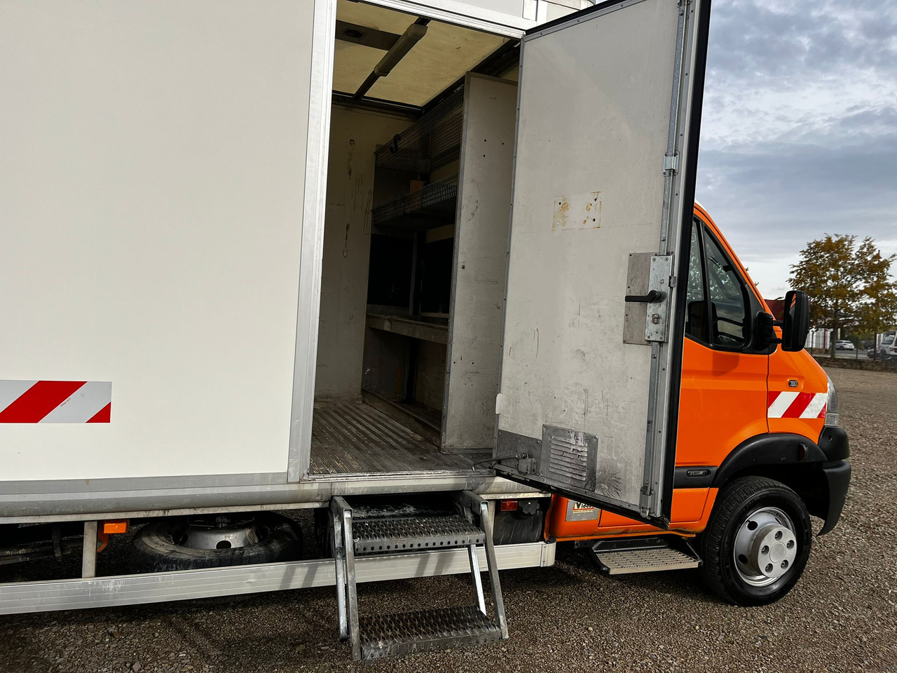 Box truck RENAULT Mascott DCI 160 CAISSE + HAYON