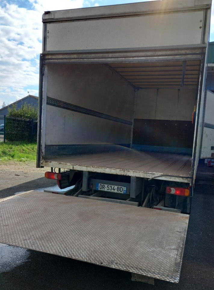 Box truck Renault D 4X2 180cv