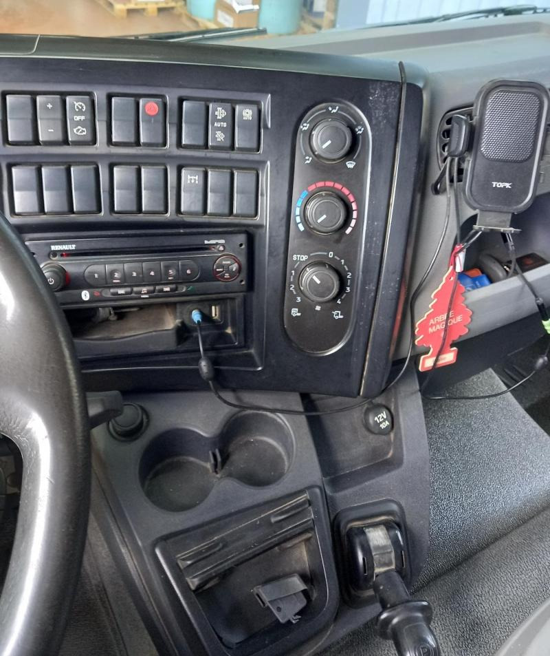 Box truck Renault D 4X2 180cv