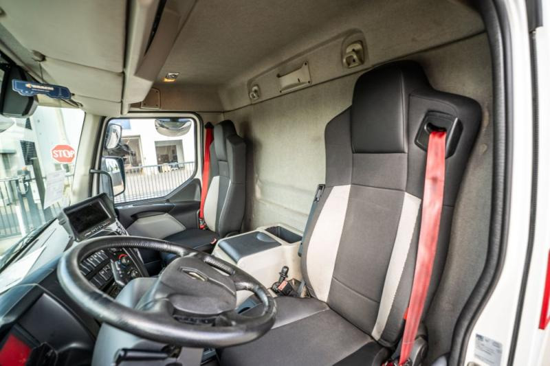 Box truck Renault D WIDE 320 DXI +DHOLLANDIA