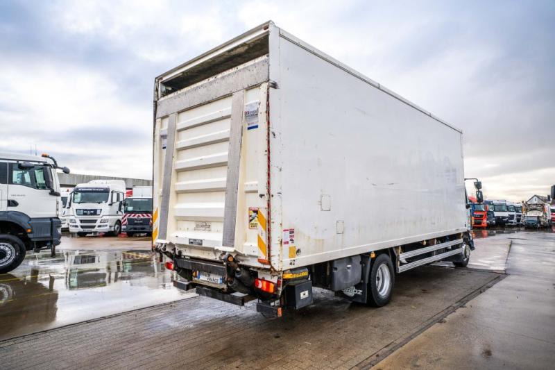 Box truck Renault MIDLUM 220 (16T)+ DHOLLANDIA 2T.