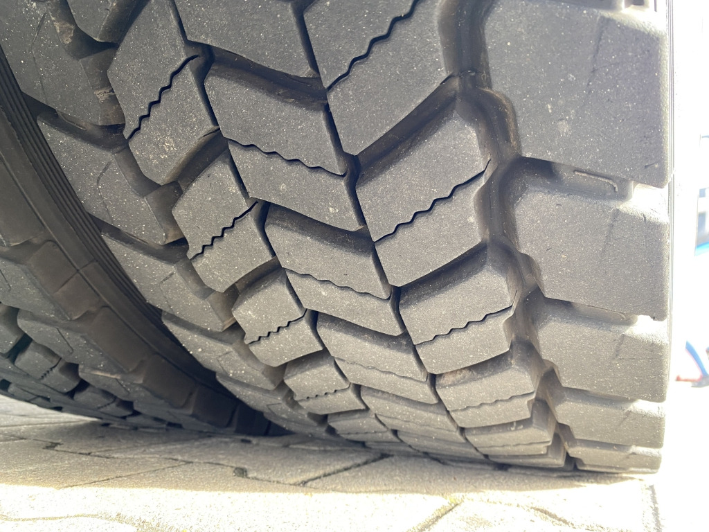 Cab chassis truck MAN TGS 26.420 6x2-4 LL