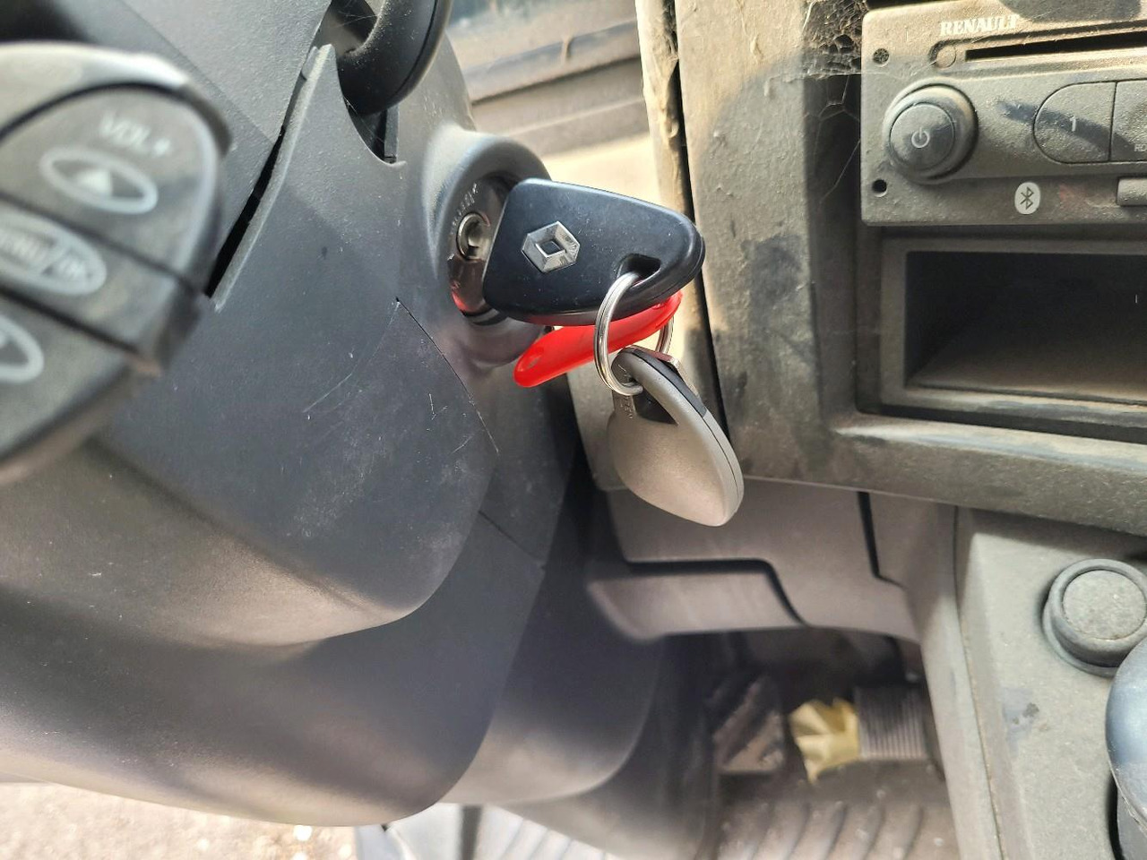 Cab chassis truck RENAULT D12