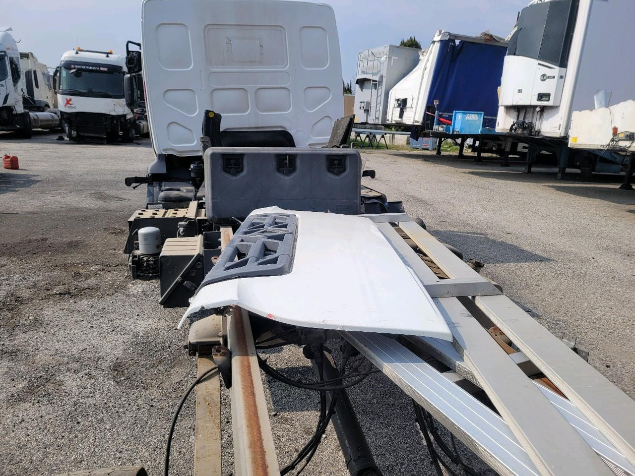 Cab chassis truck RENAULT D12