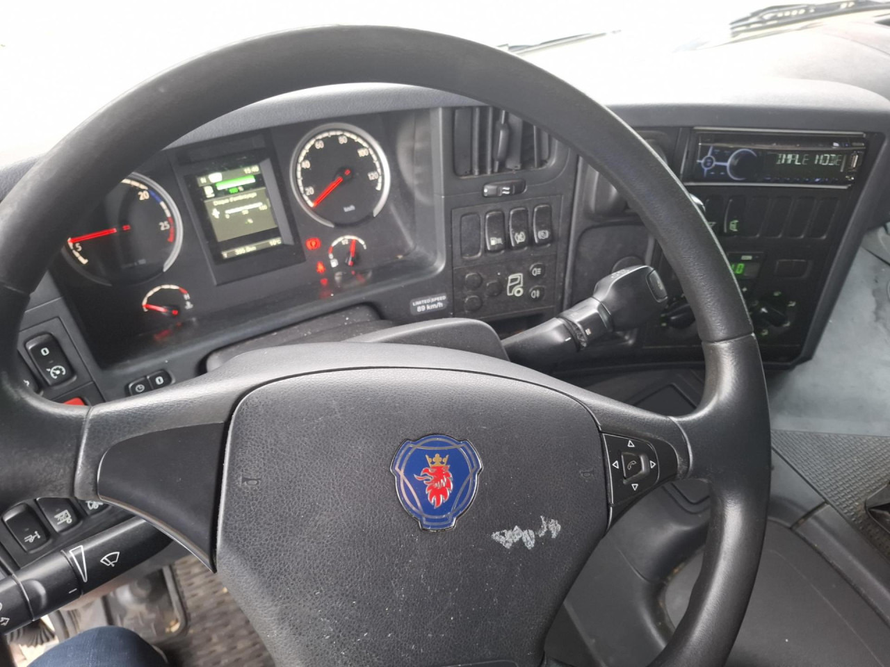 Cab chassis truck SCANIA SCANIA P250 Fourgon Hayon