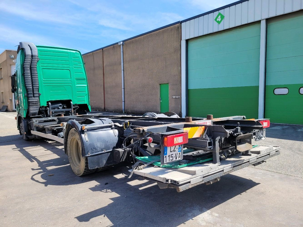 Container transporter/ Swap body truck VOLVO FH12 420 GLOBETROTTER