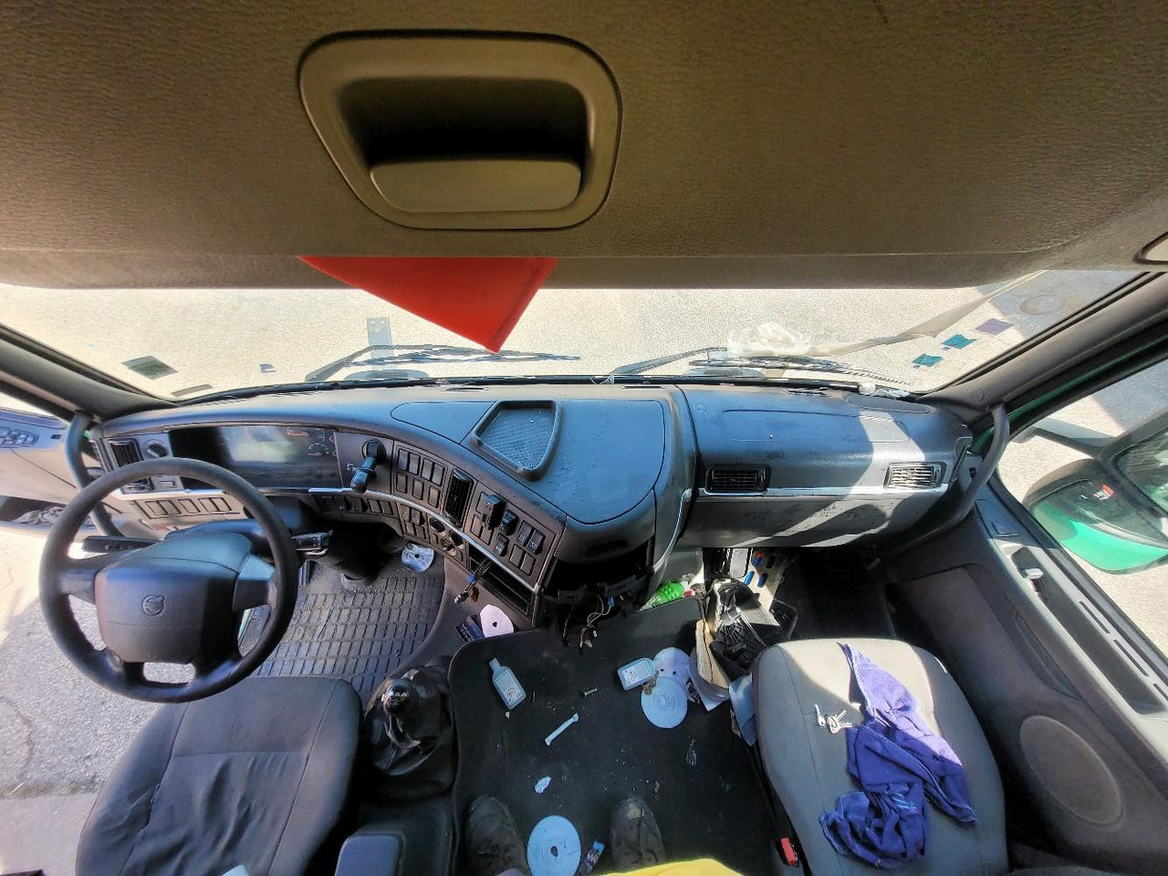 Container transporter/ Swap body truck VOLVO FH12 420 GLOBETROTTER