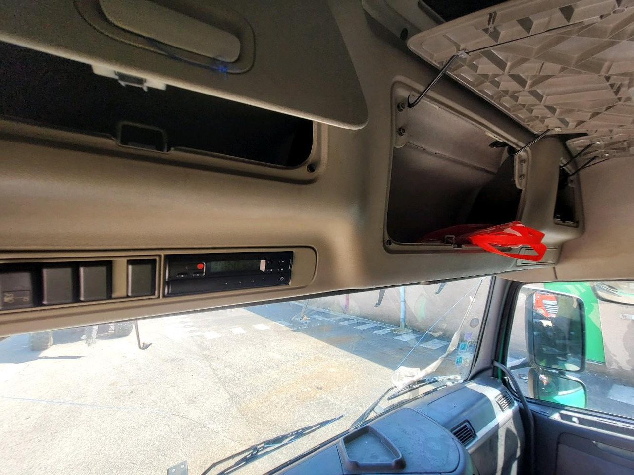 Container transporter/ Swap body truck VOLVO FH12 420 GLOBETROTTER