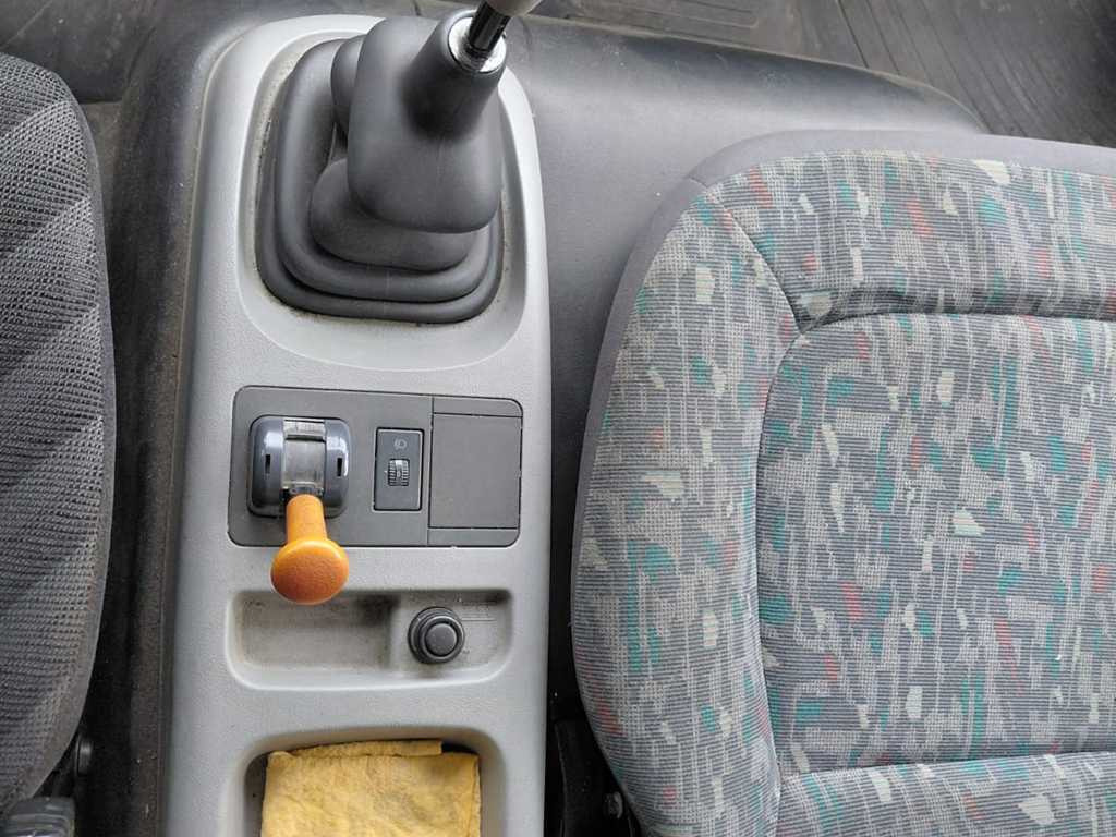 Curtainsider truck Avia D90, EURO 3, SIDES, HYDRAULIC FRONT