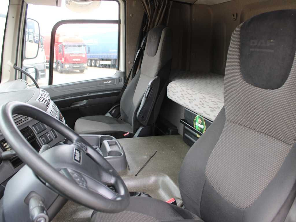 Curtainsider truck DAF CF 220 FA, EURO 6, TAIL LIFT