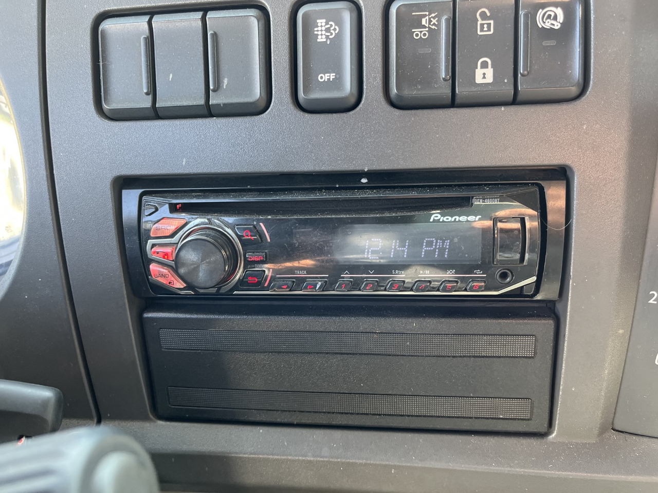 Curtainsider truck DAF LF 220