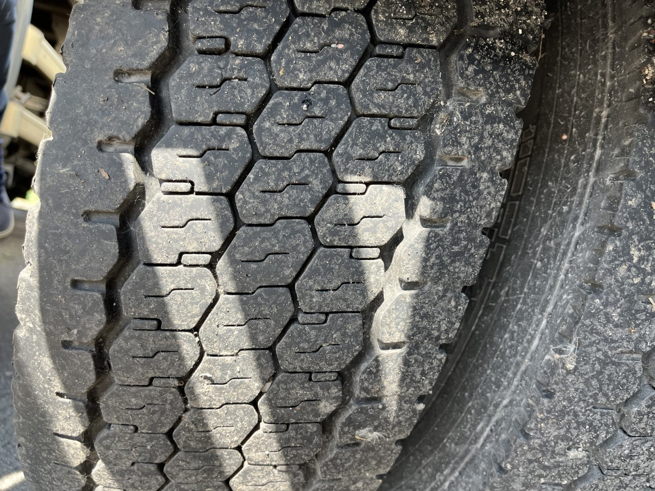 Curtainsider truck DAF LF 220