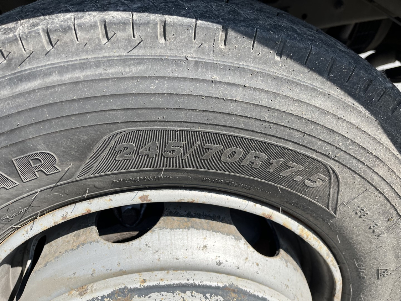 Curtainsider truck DAF LF 220