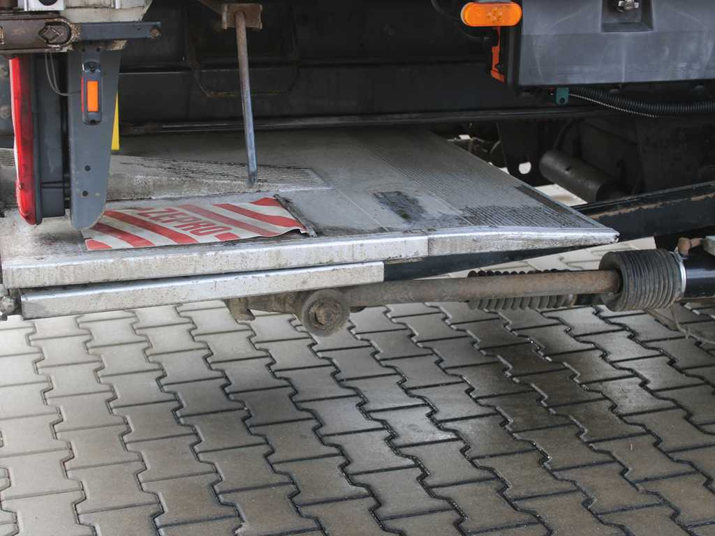 Curtainsider truck DAF LF 250 FA, EURO 6, HYDRAULIC FRONT