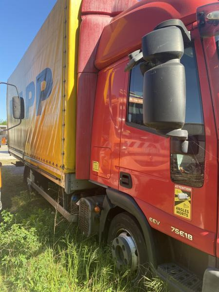 Curtainsider truck Iveco