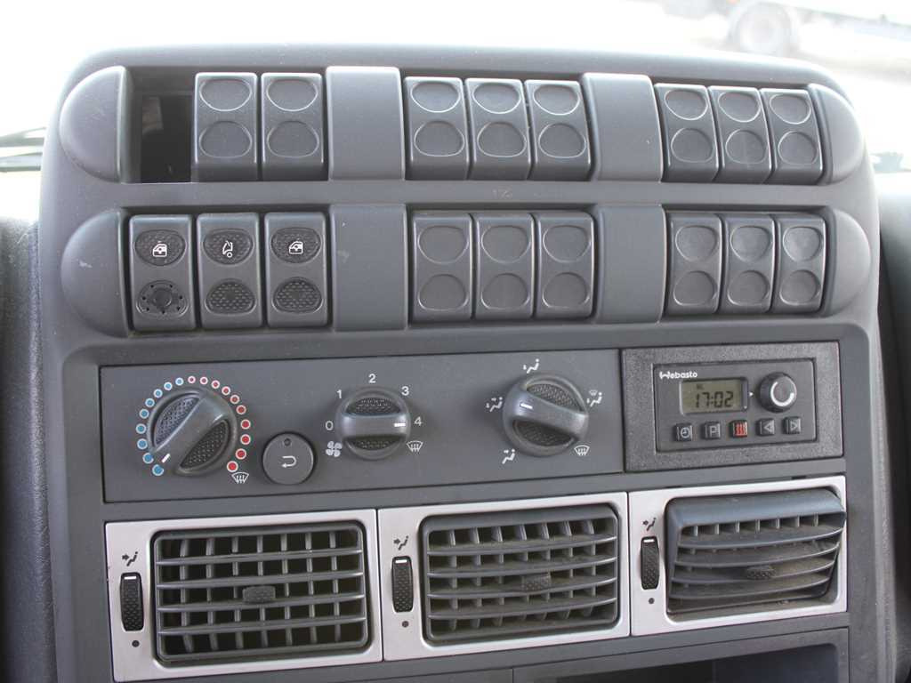 Curtainsider truck Iveco EUROCARGO 120E22