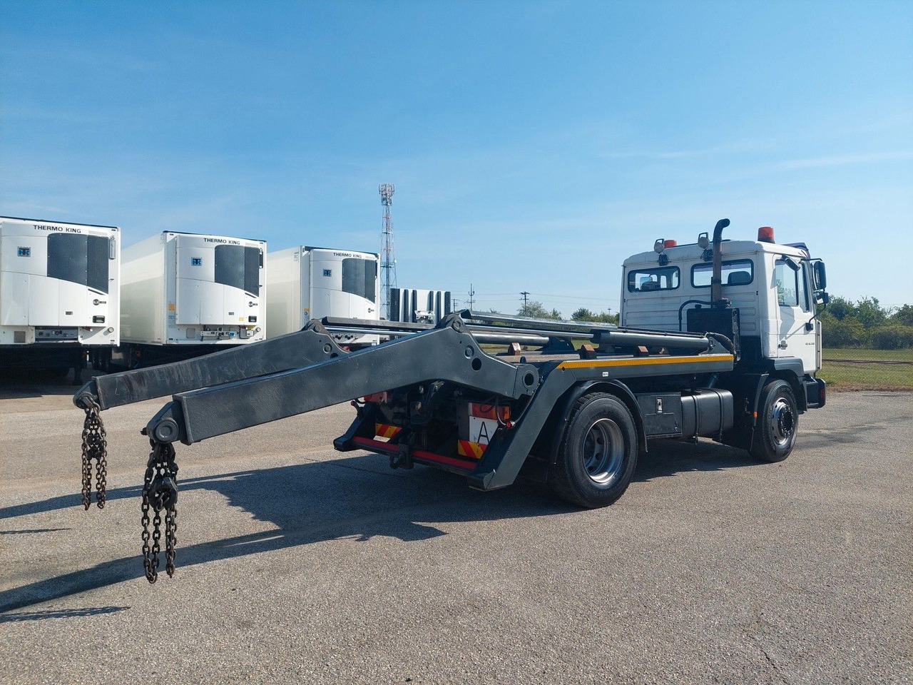 Curtainsider truck MAN ME 18.280 BB 4x2