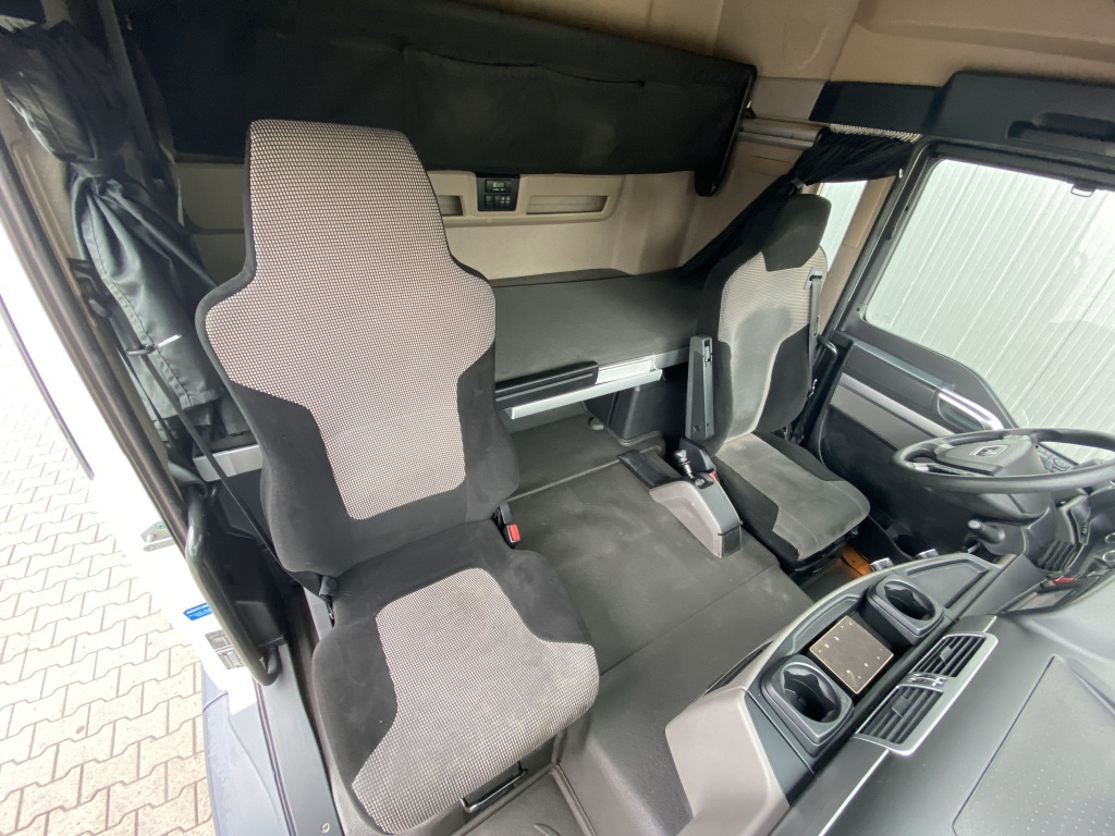 Curtainsider truck MAN TGL 12.250 4x2 BL