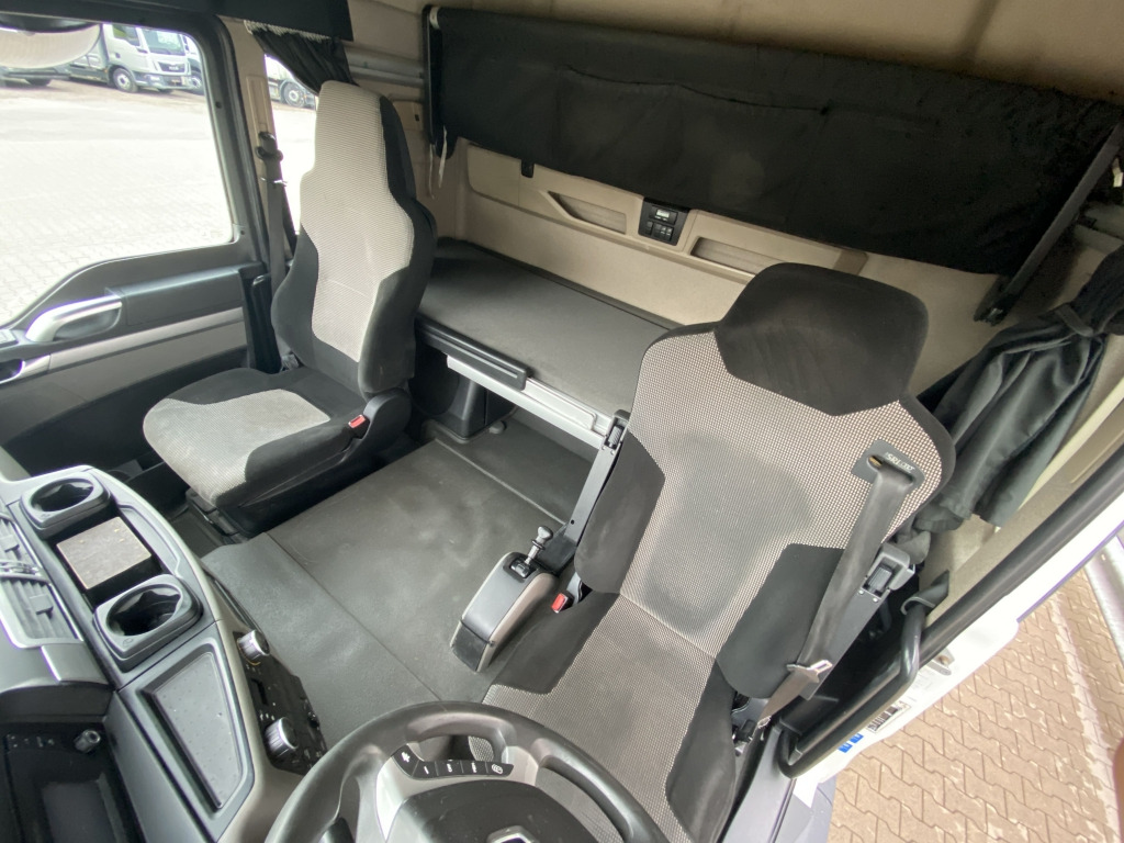 Curtainsider truck MAN TGL 12.250 4x2 BL