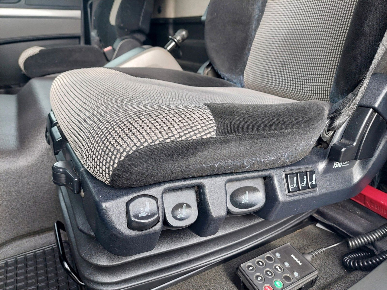 Curtainsider truck MAN TGL 12.250 BL 4x2