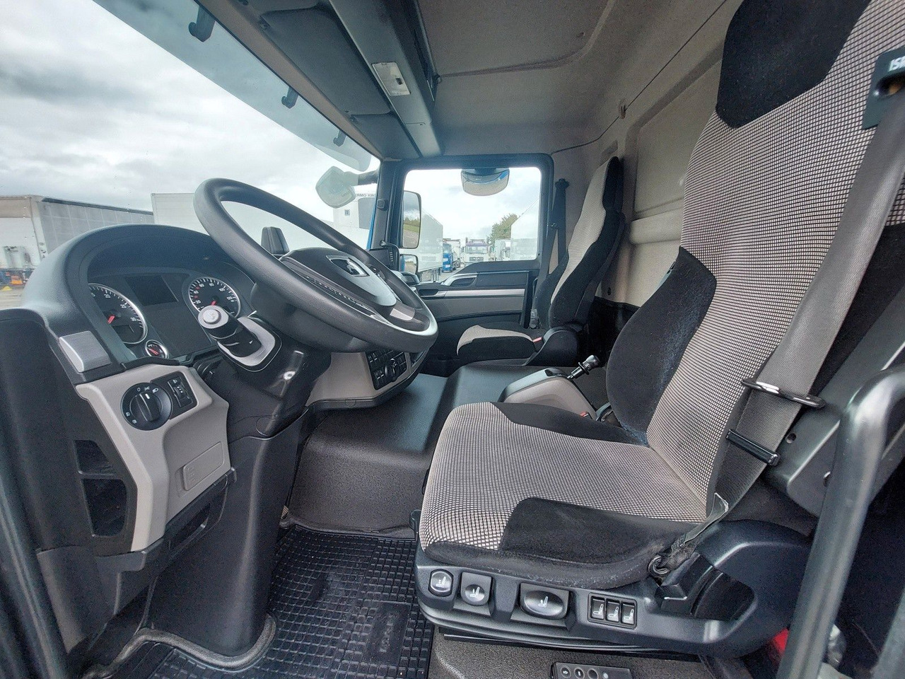 Curtainsider truck MAN TGL 12.250 BL 4x2