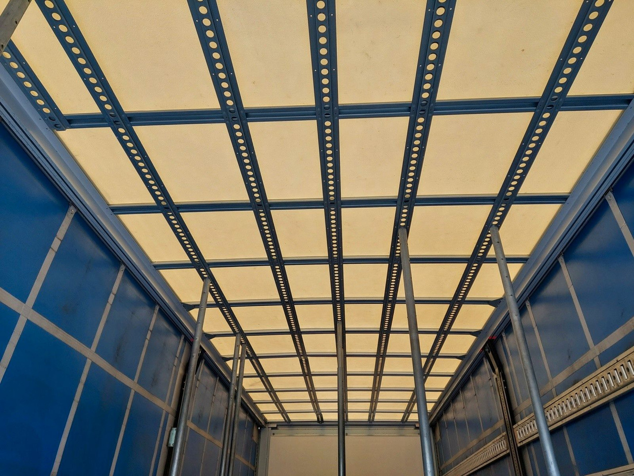 Curtainsider truck MAN TGL 12.250 BL 4x2