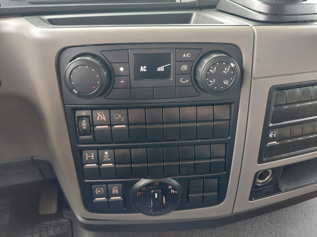 Curtainsider truck MAN TGL 12.250 BL 4x2