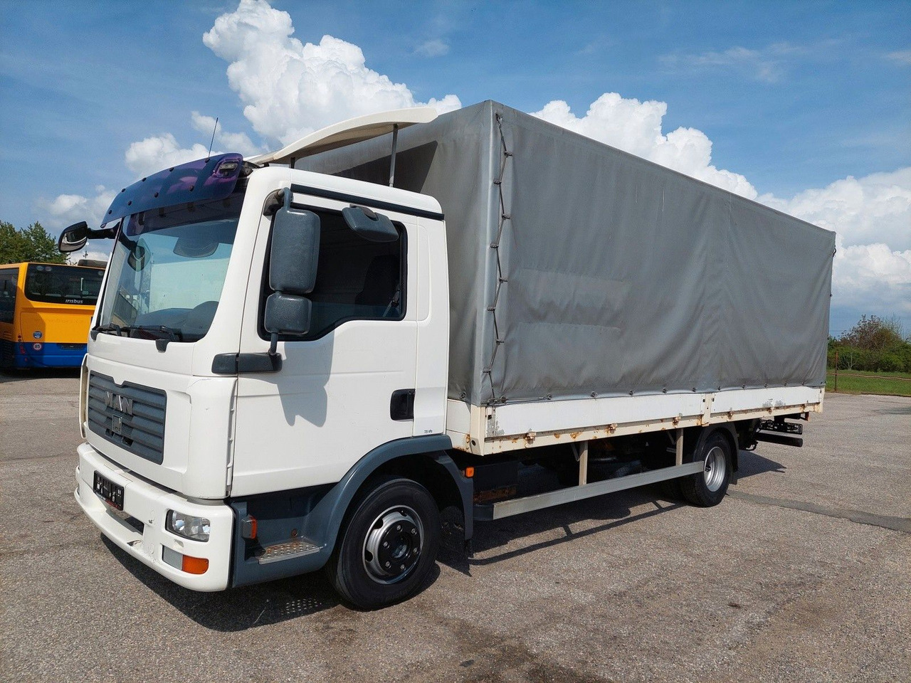 Curtainsider truck MAN TGL 8.180 4X2 BL