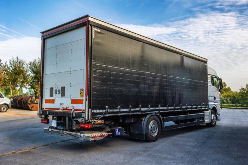 Curtainsider truck MAN TGX 18.400 XLX+HAYON