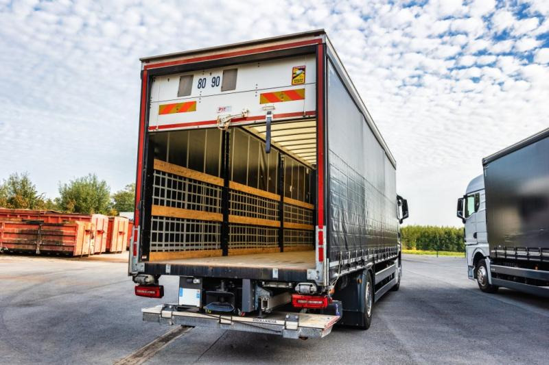 Curtainsider truck MAN TGX 18.400 XLX+HAYON