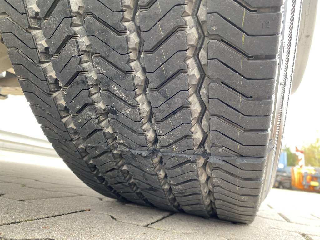 Curtainsider truck Mercedes-Benz 1827 BB A 4x4 Arocs